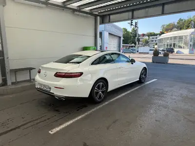 Mercedes-Benz E 220 d Coupé — Élégance sportive et efficacité diesel — fianco