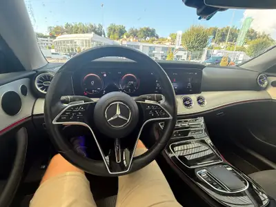 Mercedes-Benz E 220 d Coupé — Élégance sportive et efficacité diesel — dettaglio