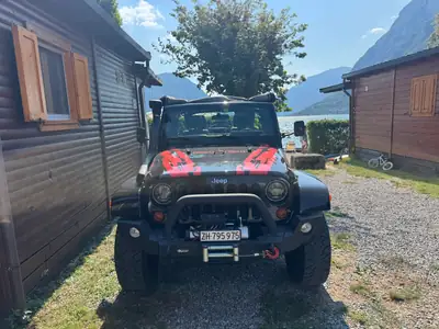 Jeep Wrangler Sahara JK — 4x4 mythique avec équipements tout-terrain premium — side view
