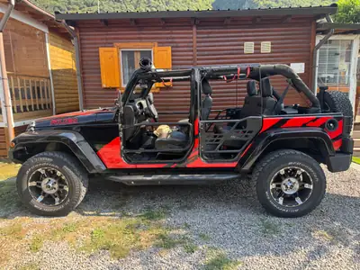 Jeep Wrangler Sahara JK — 4x4 mythique avec équipements tout-terrain premium — exterior view