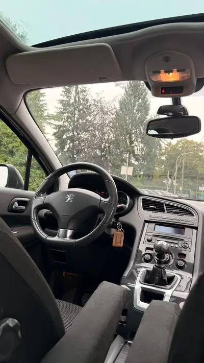 Peugeot 5008 1.6 16V — Monospace 7 places fiable, entretien maîtrisé — Miniature 8