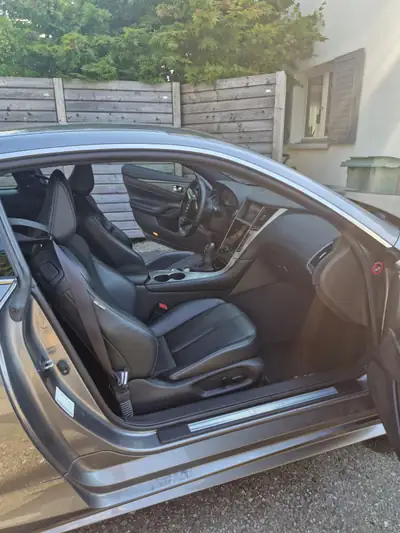 INFINITI Q60 2.0T S Sport Tech — Coupé sportif élégant, transmission automatique, 117 000 km — Innenraum