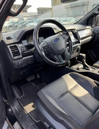 Ford Ranger 2.0 EcoBlue 4x4 Wildtrak — Pick-up robuste, diesel performant, kilométrage maîtrisé — intérieur