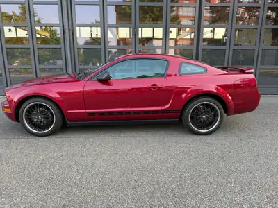 Ford Mustang V6 Coupé 2005 — Icône américaine rouge, motorisation V6 performante — arrière