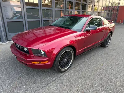 Ford Mustang V6 Coupé 2005 — Icône américaine rouge, motorisation V6 performante — côté
