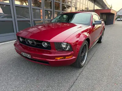 Ford Mustang V6 Coupé 2005 — Icône américaine rouge, motorisation V6 performante — vue extérieure