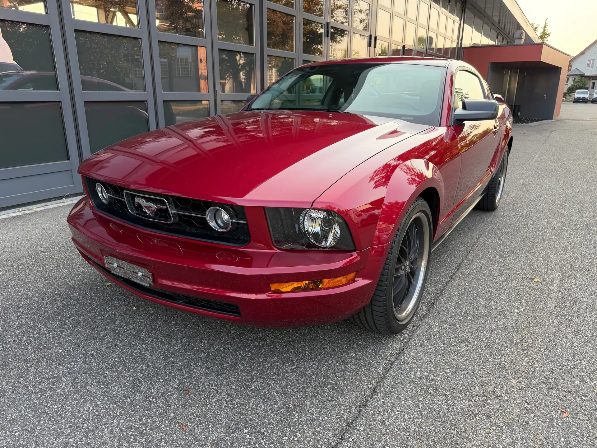 Ford Mustang V6 Coupé 2005 — Icône américaine rouge, motorisation V6 performante — Außenansicht
