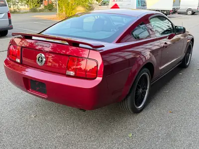 Ford Mustang V6 Coupé 2005 — Icône américaine rouge, motorisation V6 performante — détail