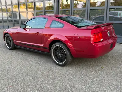 Ford Mustang V6 Coupé 2005 — Icône américaine rouge, motorisation V6 performante — intérieur