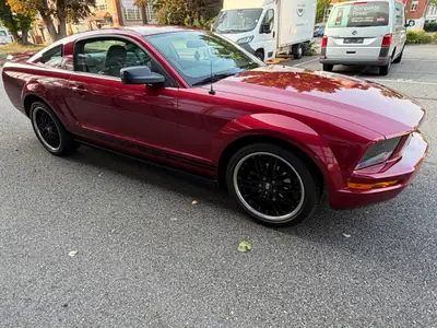 Ford Mustang V6 Coupé 2005 — Icône américaine rouge, motorisation V6 performante — Miniature 8