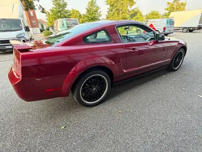 Ford Mustang V6 Coupé 2005 — Icône américaine rouge, motorisation V6 performante — Miniature 7