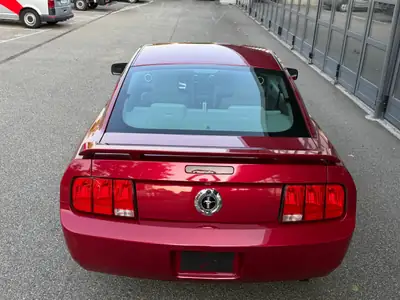 Ford Mustang V6 Coupé 2005 — Icône américaine rouge, motorisation V6 performante — Miniature 12
