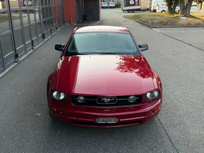 Ford Mustang V6 Coupé 2005 — Icône américaine rouge, motorisation V6 performante — Miniature 11