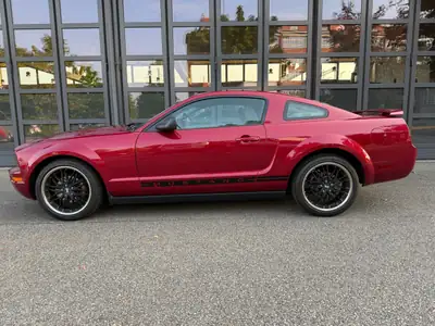 Ford Mustang V6 Coupé 2005 — Icône américaine rouge, motorisation V6 performante — Miniature 17