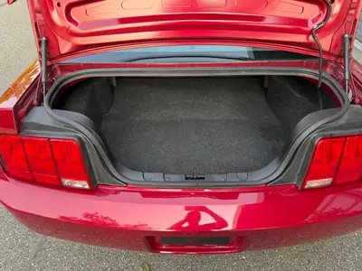 Ford Mustang V6 Coupé 2005 — Icône américaine rouge, motorisation V6 performante — Miniature 16
