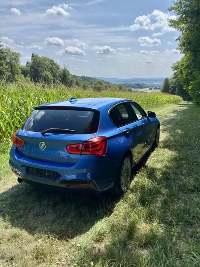 BMW 118i M Sport — Berline dynamique, 78 000 km, équipée Apple CarPlay — vista posteriore