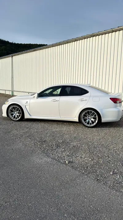 Lexus IS F — Berline sportive 423 ch, blanc pur, faible kilométrage — Heckansicht