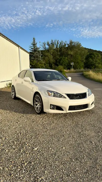 Lexus IS F — Berline sportive 423 ch, blanc pur, faible kilométrage — Seitenansicht