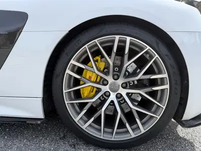 Audi R8 5.2 FSI V10 Plus Quattro — 610 ch, Carbone et Freins Céramique — Miniature 7