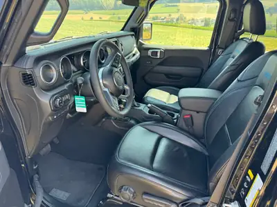 Jeep Wrangler 2.0 Turbo Rubicon Unlimited 4xe — SUV hybride rechargeable, 29'200 km — side view