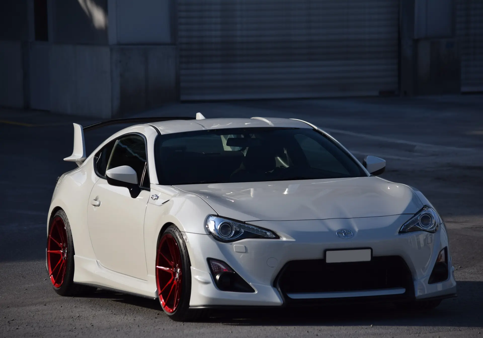 Toyota GT86 2.0 D-4S Sport — Coupé sportif légendaire, 80'000 km, blanc métallisé — vista esterna