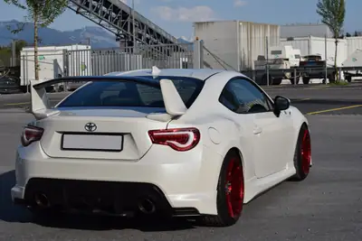 Toyota GT86 2.0 D-4S Sport — Coupé sportif légendaire, 80'000 km, blanc métallisé — vista posteriore