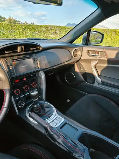 Toyota GT86 2.0 D-4S Sport — Coupé sportif légendaire, 80'000 km, blanc métallisé — Miniatura 17