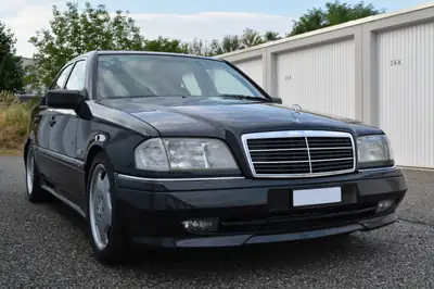 Mercedes-Benz C 36 AMG — Légende sportive des années 90, sans accident — Seitenansicht