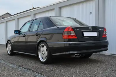 Mercedes-Benz C 36 AMG — Légende sportive des années 90, sans accident — Innenraum