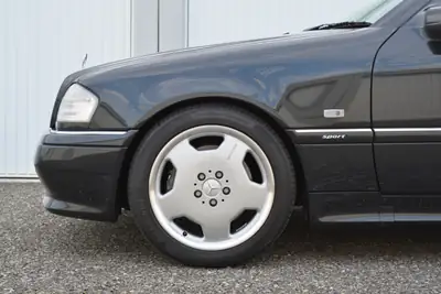 Mercedes-Benz C 36 AMG — Légende sportive des années 90, sans accident — Miniatur 17