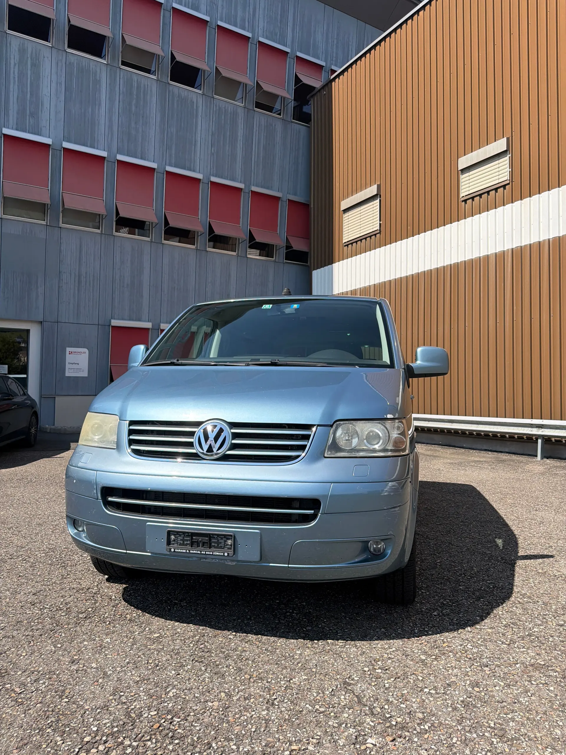 VW T5 Multivan Atlantis 2.5 TDI 4Motion — Monospace 7 places robuste et polyvalent — vue extérieure