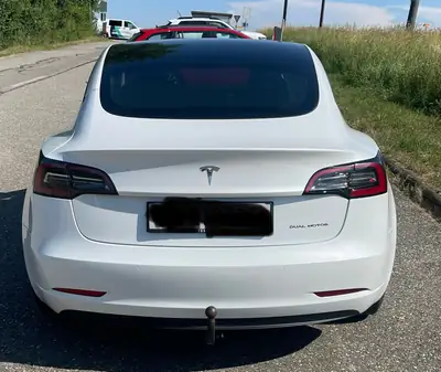 Tesla Model 3 Long Range Dual Motor AWD — Berline électrique haute performance, 131 000 km — côté