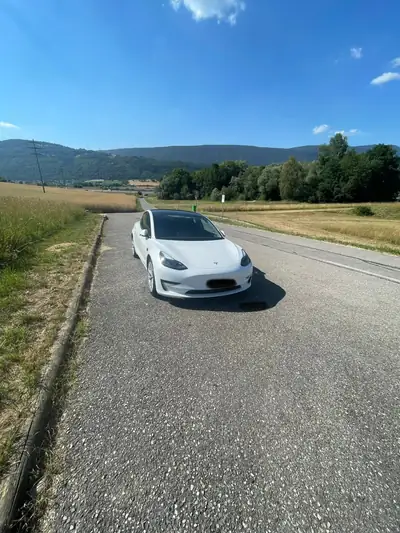 Tesla Model 3 Long Range Dual Motor AWD — Berline électrique haute performance, 131 000 km — intérieur