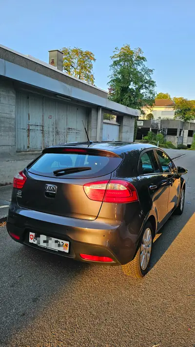 Kia Rio 1.4 CVVT Style — Berline compacte fiable, 202'000 km, sans sinistre — vista esterna