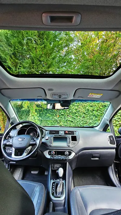 Kia Rio 1.4 CVVT Style — Berline compacte fiable, 202'000 km, sans sinistre — vista posteriore