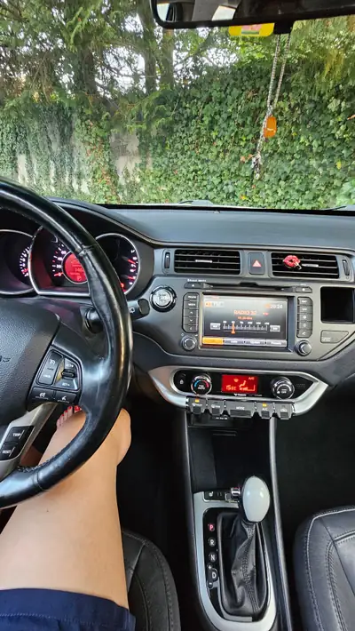 Kia Rio 1.4 CVVT Style — Berline compacte fiable, 202'000 km, sans sinistre — interni