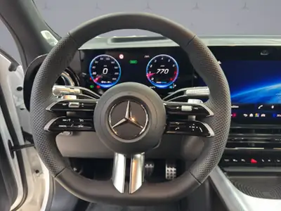 Mercedes-Benz GLB 220 4matic AMG Line — SUV compact hybride essence, 20 km seulement — Miniature 11