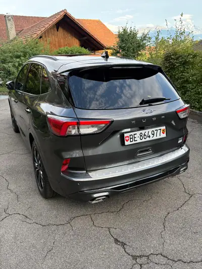 Ford Kuga 2.5 Plug-in Hybrid ST-Line X — SUV rechargeable, 21'800 km seulement — Heckansicht