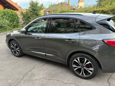 Ford Kuga 2.5 Plug-in Hybrid ST-Line X — SUV rechargeable, 21'800 km seulement — Seitenansicht