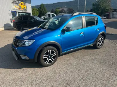 Dacia Sandero TCe 90 Stepway — Petit SUV urbain, boîte semi-auto, 32 000 km seulement — côté