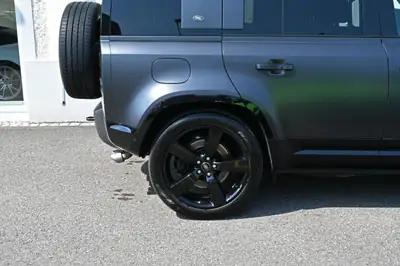 Land Rover Defender 110 525 V8 — Le SUV légendaire en version musclée Carpathian — Miniature 12