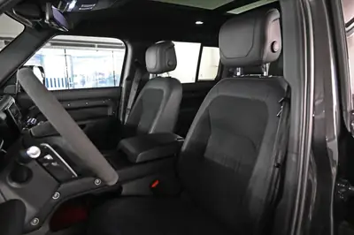 Land Rover Defender 110 525 V8 — Le SUV légendaire en version musclée Carpathian — Miniature 14
