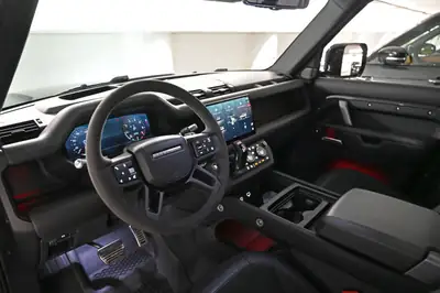 Land Rover Defender 110 525 V8 — Le SUV légendaire en version musclée Carpathian — Miniature 13