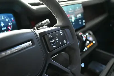 Land Rover Defender 110 525 V8 — Le SUV légendaire en version musclée Carpathian — Miniature 18