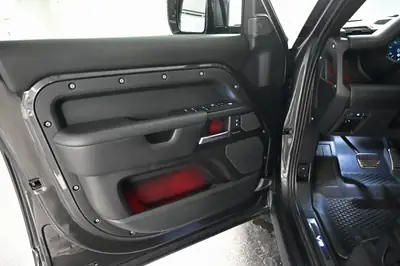 Land Rover Defender 110 525 V8 — Le SUV légendaire en version musclée Carpathian — Miniature 21