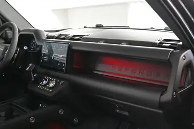 Land Rover Defender 110 525 V8 — Le SUV légendaire en version musclée Carpathian — Miniature 24