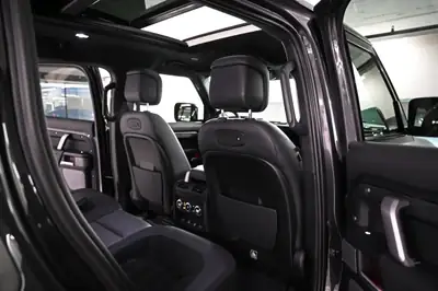 Land Rover Defender 110 525 V8 — Le SUV légendaire en version musclée Carpathian — Miniature 26