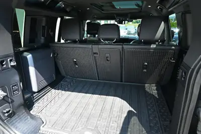 Land Rover Defender 110 525 V8 — Le SUV légendaire en version musclée Carpathian — Miniature 30