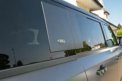 Land Rover Defender 110 525 V8 — Le SUV légendaire en version musclée Carpathian — Miniature 32