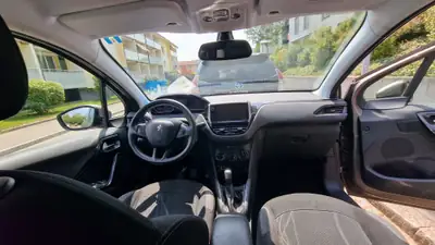 Peugeot 208 1.2 VTi — Citadine fiable, faible consommation et équipée — Armaturenbrett